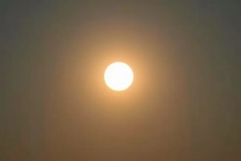 Solen syns i en klar himmel medan observation sker på ett säkert sätt med utrustning för solobservation.